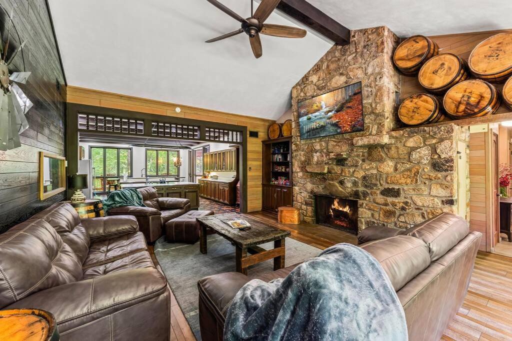 Bourbon Hollow Lodge With Hot Tub And Pool Plus Game Room Only 5 Min To Downtown Gatlinburg Exterior photo