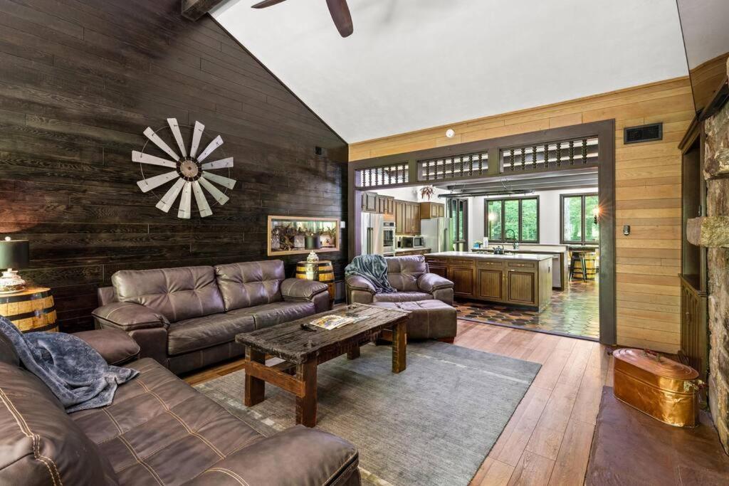 Bourbon Hollow Lodge With Hot Tub And Pool Plus Game Room Only 5 Min To Downtown Gatlinburg Exterior photo