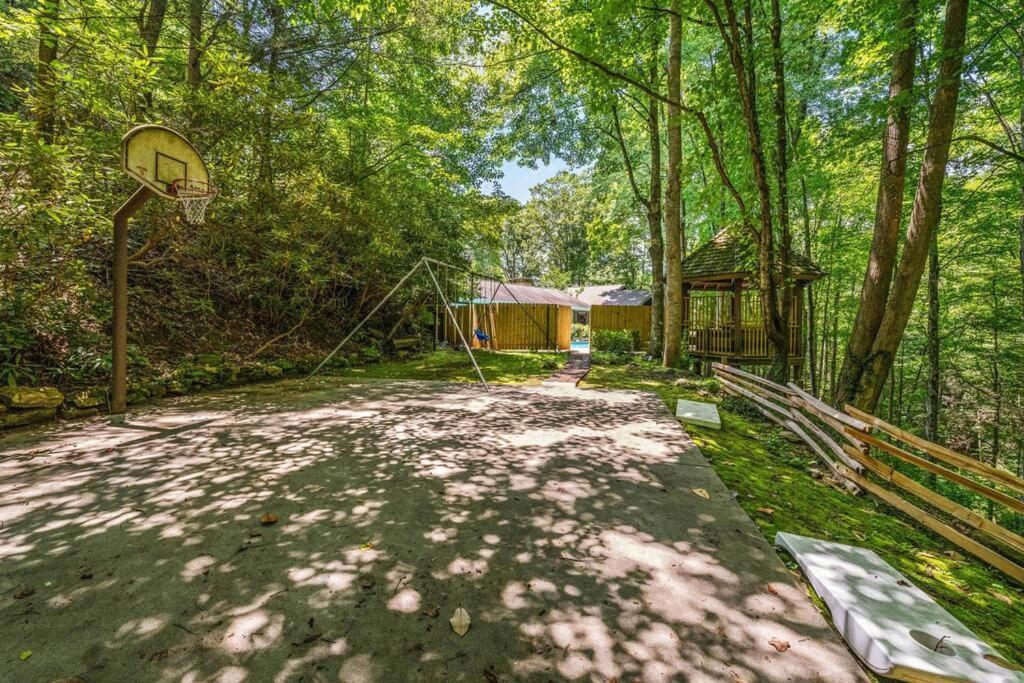 Bourbon Hollow Lodge With Hot Tub And Pool Plus Game Room Only 5 Min To Downtown Gatlinburg Exterior photo