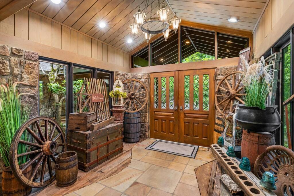 Bourbon Hollow Lodge With Hot Tub And Pool Plus Game Room Only 5 Min To Downtown Gatlinburg Exterior photo