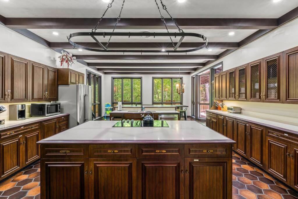 Bourbon Hollow Lodge With Hot Tub And Pool Plus Game Room Only 5 Min To Downtown Gatlinburg Exterior photo