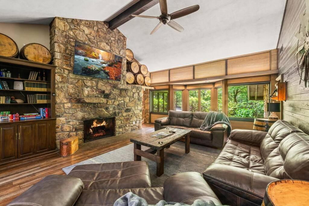 Bourbon Hollow Lodge With Hot Tub And Pool Plus Game Room Only 5 Min To Downtown Gatlinburg Exterior photo