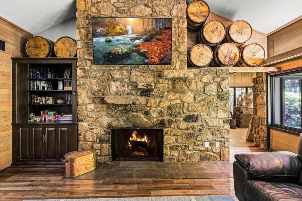 Bourbon Hollow Lodge With Hot Tub And Pool Plus Game Room Only 5 Min To Downtown Gatlinburg Exterior photo
