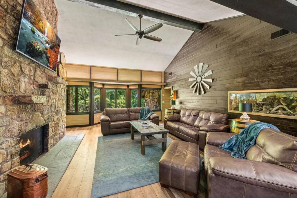 Bourbon Hollow Lodge With Hot Tub And Pool Plus Game Room Only 5 Min To Downtown Gatlinburg Exterior photo