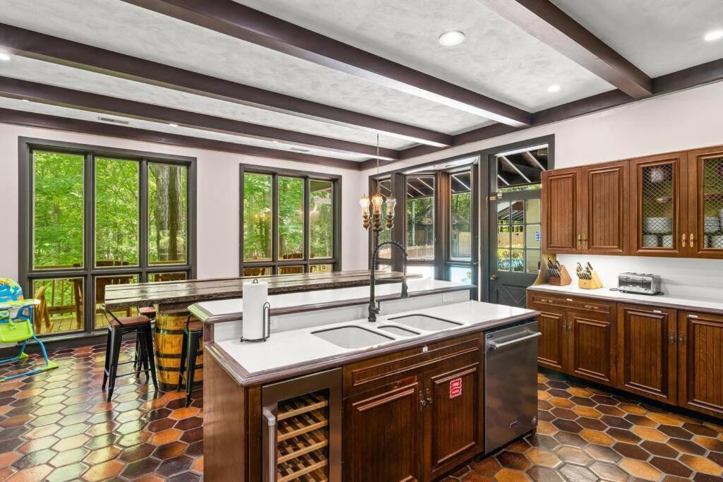 Bourbon Hollow Lodge With Hot Tub And Pool Plus Game Room Only 5 Min To Downtown Gatlinburg Exterior photo