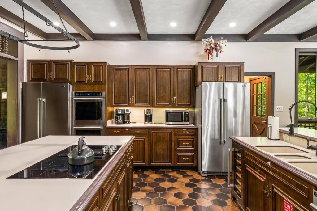 Bourbon Hollow Lodge With Hot Tub And Pool Plus Game Room Only 5 Min To Downtown Gatlinburg Exterior photo