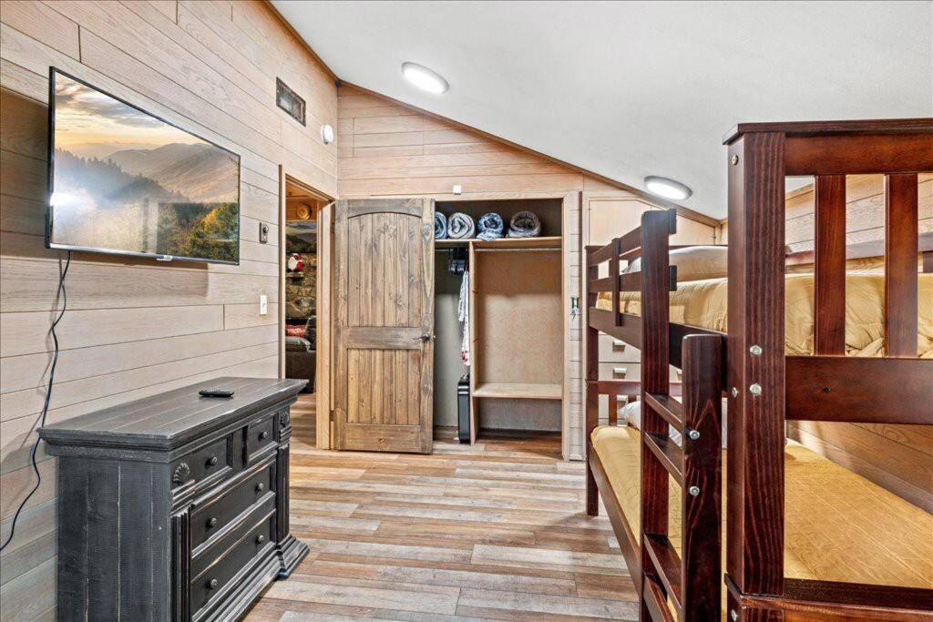 Bourbon Hollow Lodge With Hot Tub And Pool Plus Game Room Only 5 Min To Downtown Gatlinburg Exterior photo