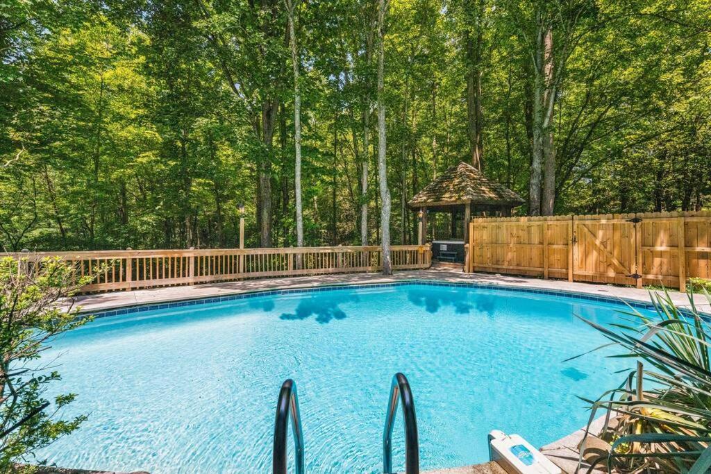 Bourbon Hollow Lodge With Hot Tub And Pool Plus Game Room Only 5 Min To Downtown Gatlinburg Exterior photo