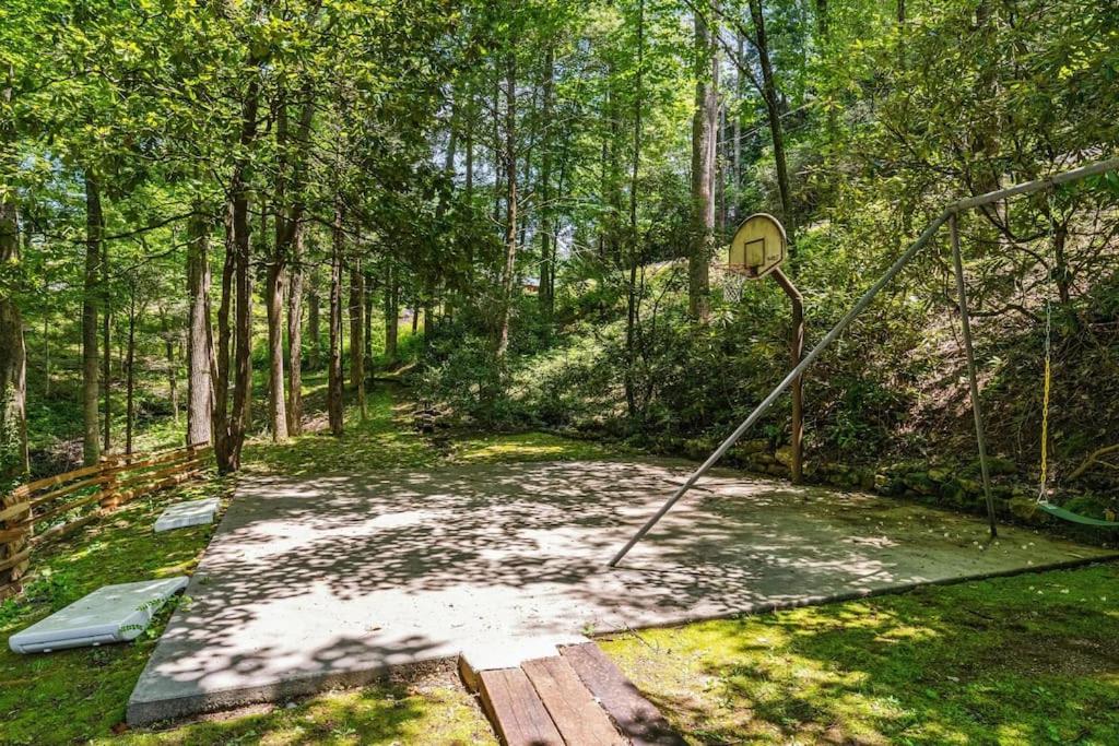 Bourbon Hollow Lodge With Hot Tub And Pool Plus Game Room Only 5 Min To Downtown Gatlinburg Exterior photo