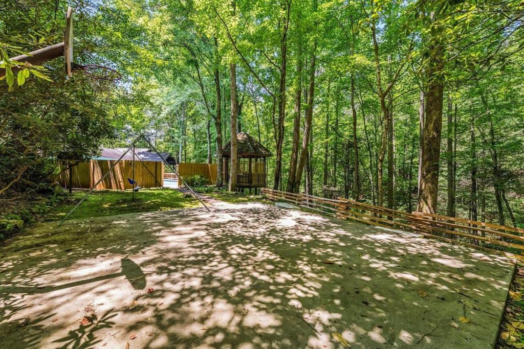 Bourbon Hollow Lodge With Hot Tub And Pool Plus Game Room Only 5 Min To Downtown Gatlinburg Exterior photo
